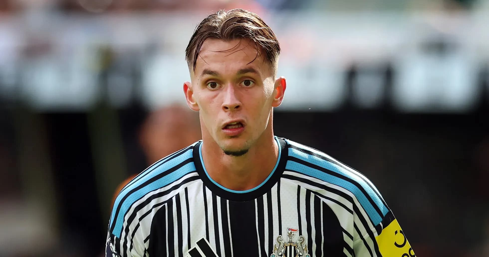 Joueur de Newcastle United en action sur le terrain Joueur de Newcastle United en action sur le terrain