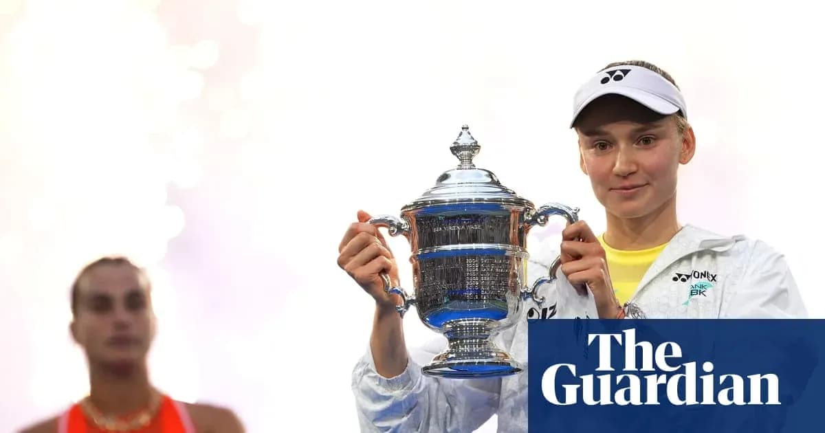 Joueuse levant le trophée après la victoire Joueuse levant le trophée après la victoire