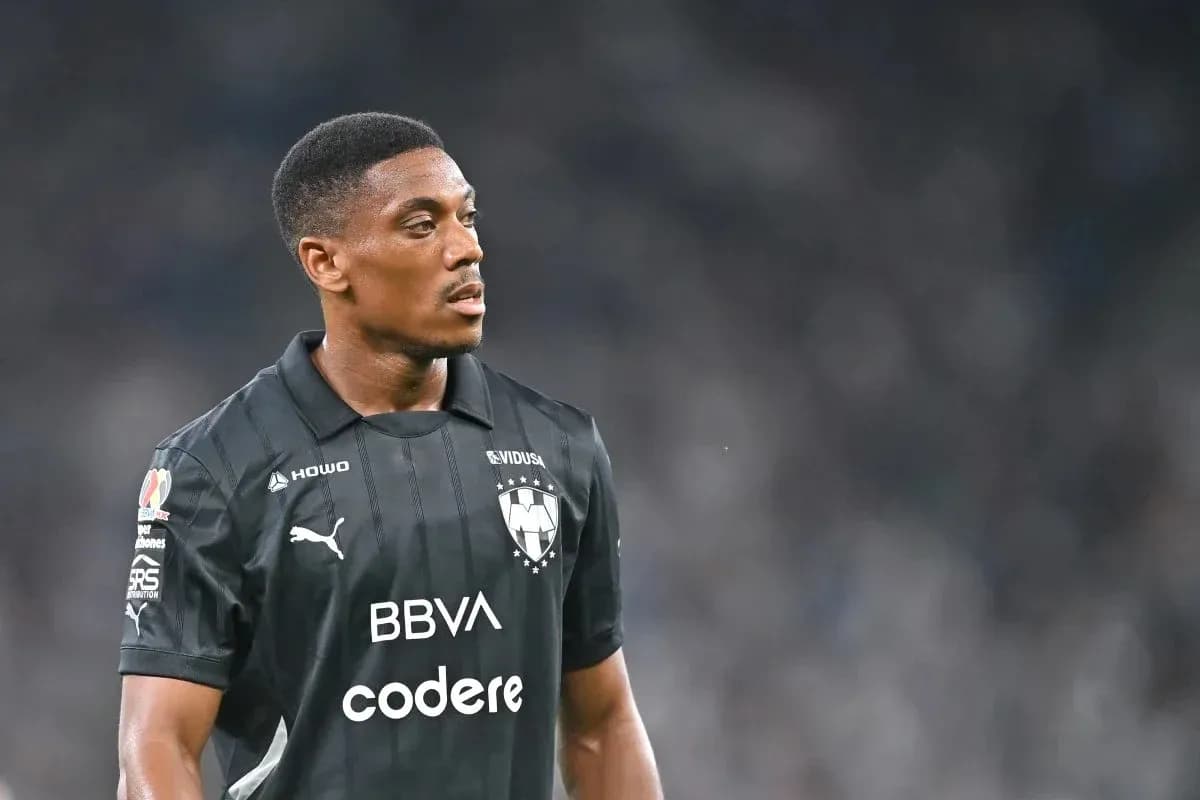 Joueur en maillot noir de Monterrey sur le terrain Joueur en maillot noir de Monterrey sur le terrain