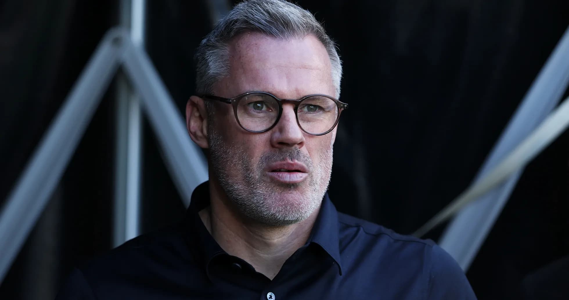 Homme avec lunettes et barbe, regard sérieux Homme avec lunettes et barbe, regard sérieux