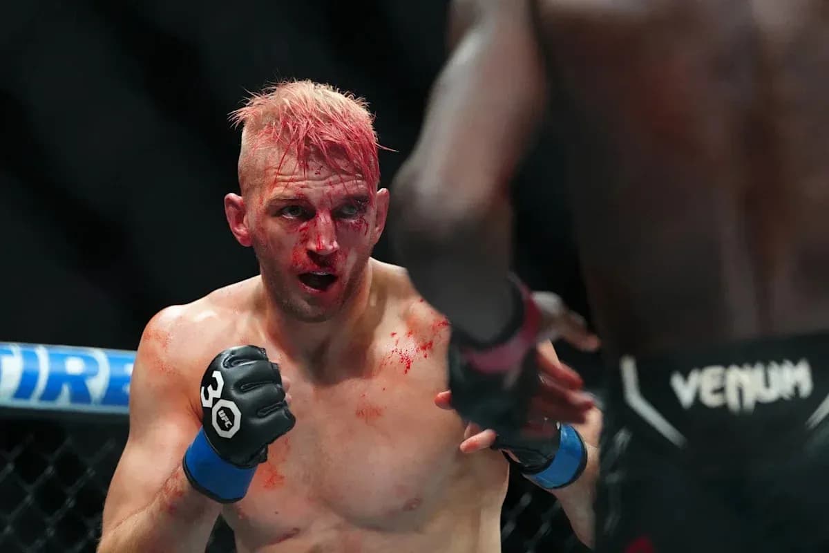 Combattant ensanglanté se préparant à attaquer Combattant ensanglanté se préparant à attaquer