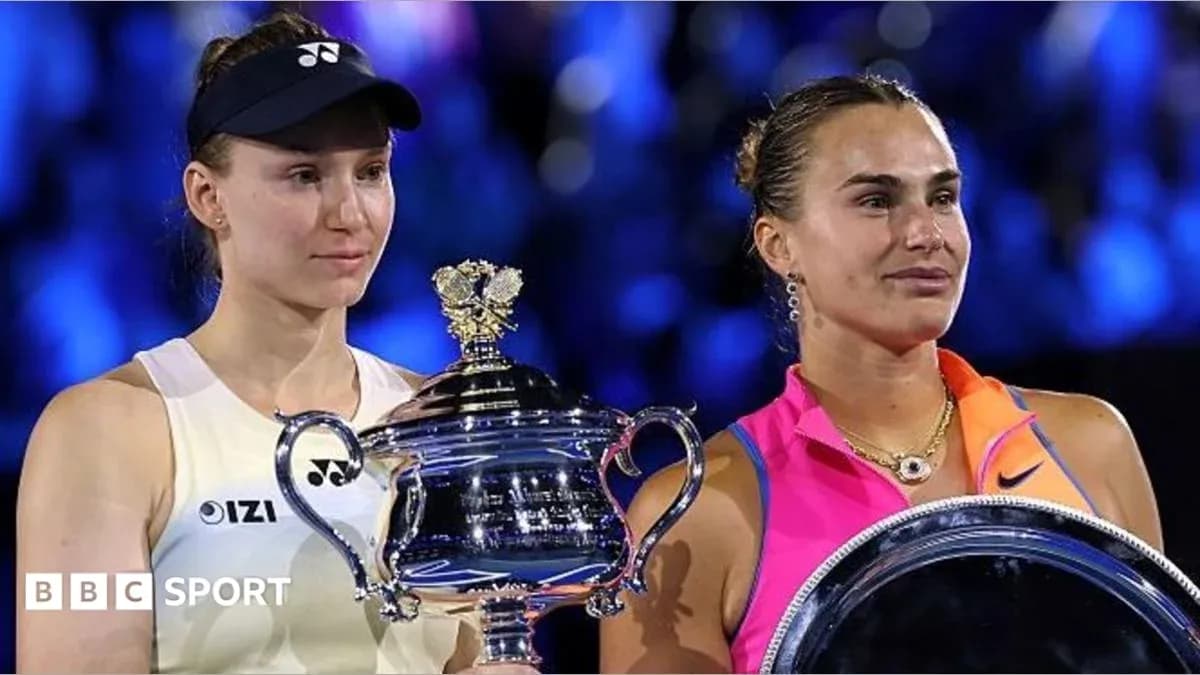 Deux joueuses tenant leurs trophées après un match Deux joueuses tenant leurs trophées après un match