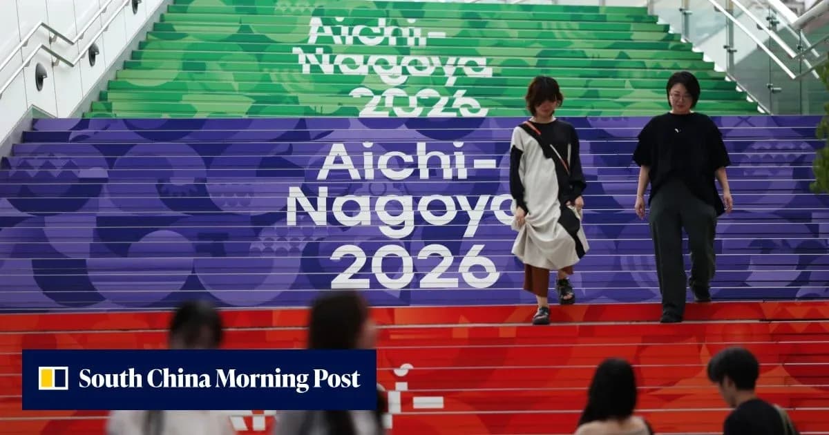 Femmes descendant des escaliers décorés pour Aichi-Nagoya 2026 Femmes descendant des escaliers décorés pour Aichi-Nagoya 2026
