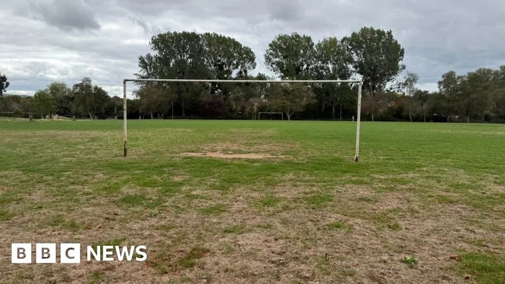 But de football vide sur un terrain herbeux But de football vide sur un terrain herbeux