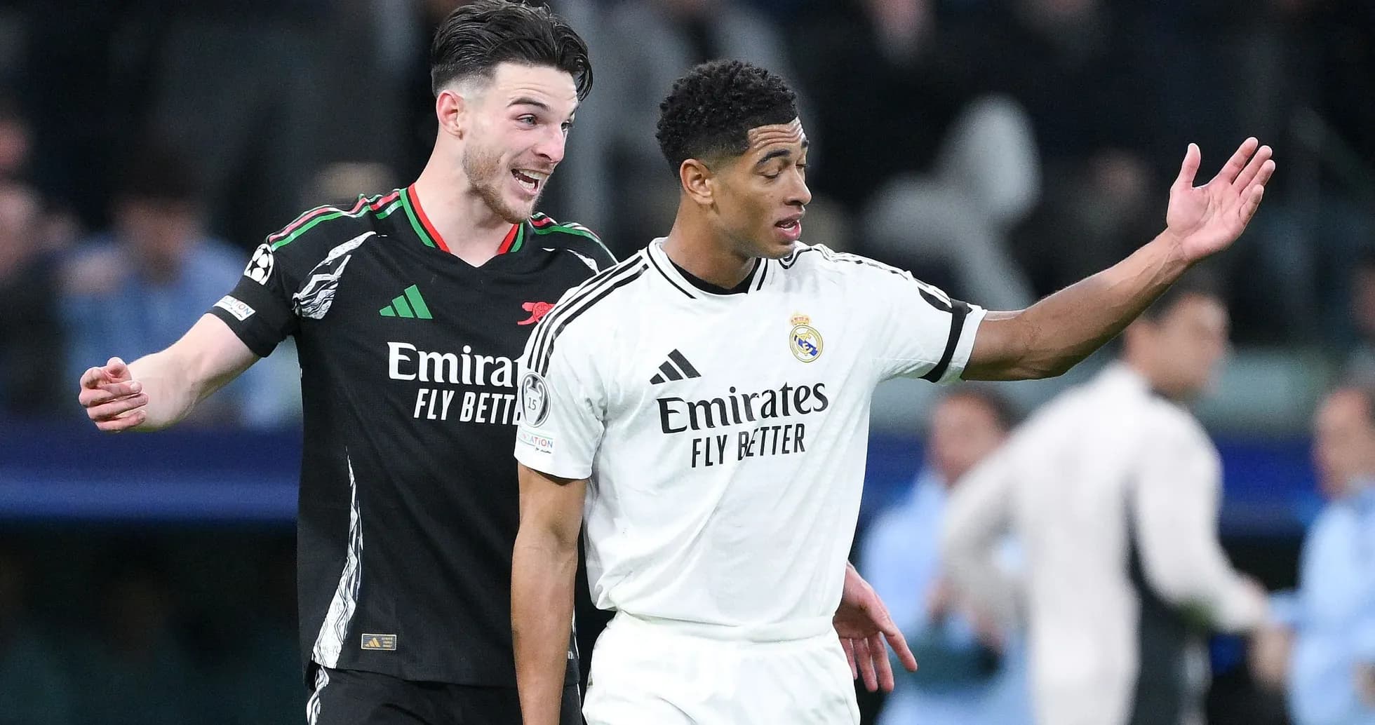 Deux joueurs discutant sur le terrain pendant le match Deux joueurs discutant sur le terrain pendant le match