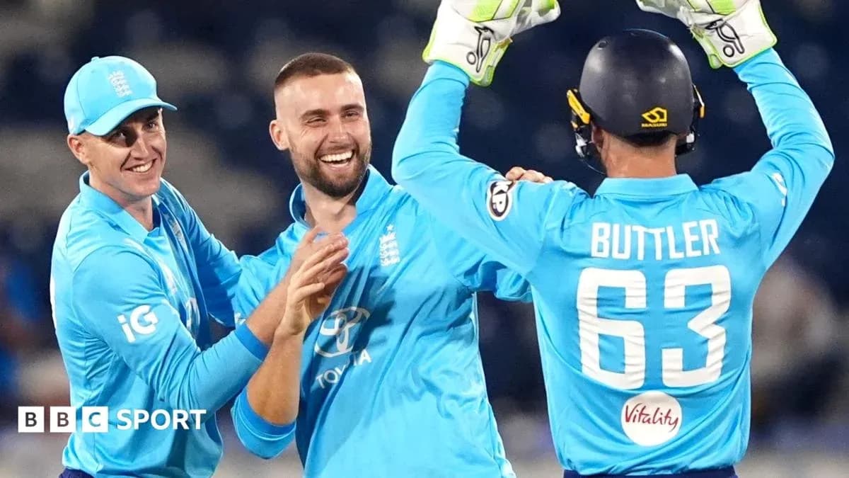 Joueurs anglais célébrant un wicket au cricket Joueurs anglais célébrant un wicket au cricket