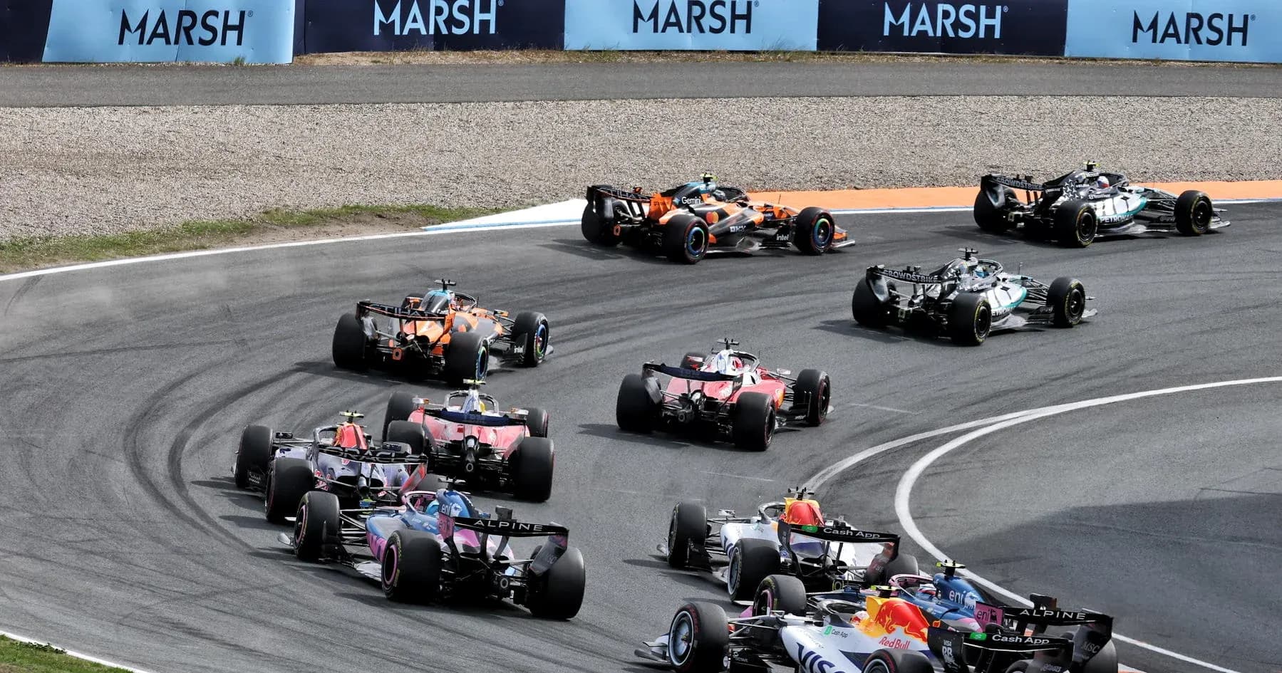 Voitures de Formule 1 en virage lors d'une course Voitures de Formule 1 en virage lors d'une course