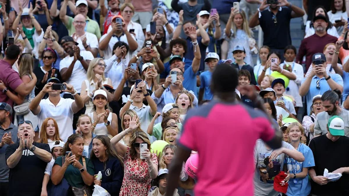 Foule enthousiaste applaudissant un joueur sur le court Foule enthousiaste applaudissant un joueur sur le court