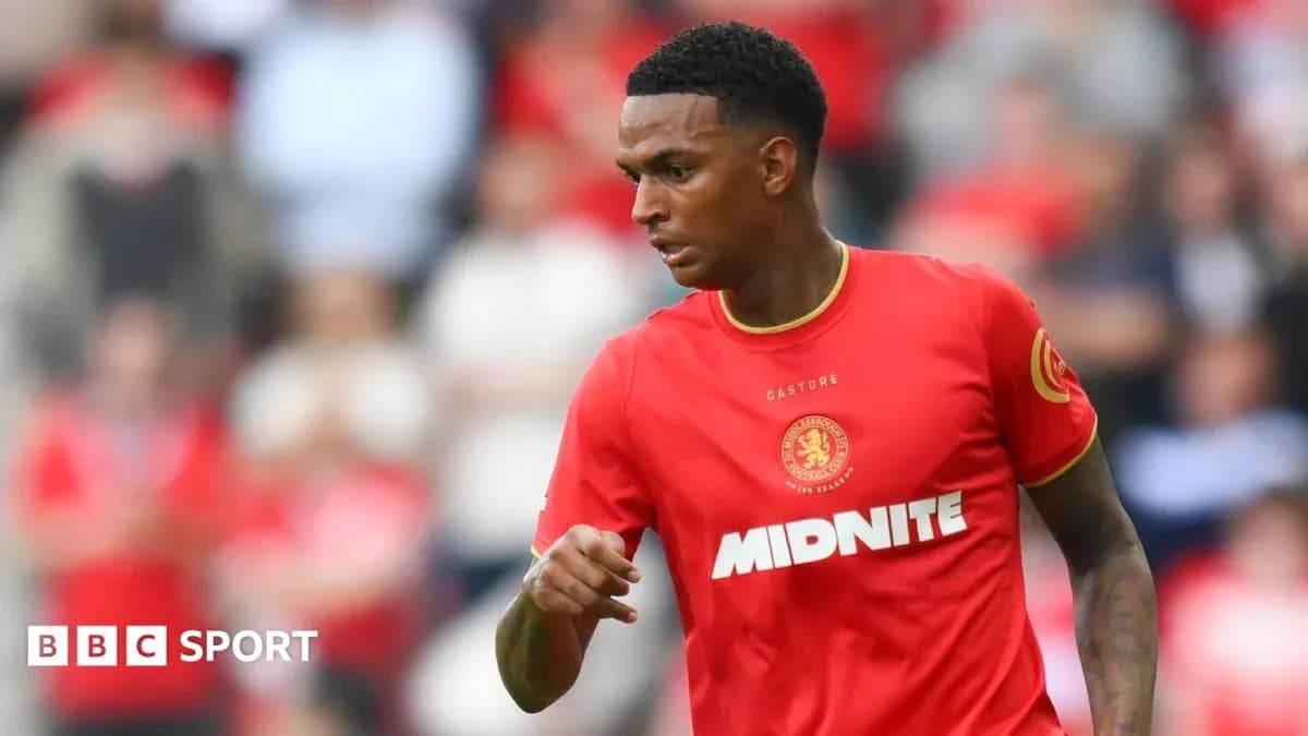 Joueur en action sur le terrain avec maillot rouge Joueur en action sur le terrain avec maillot rouge