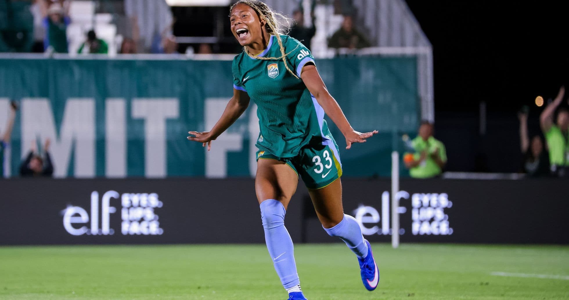 Joueuse célébrant un but lors d'un match de football Joueuse célébrant un but lors d'un match de football