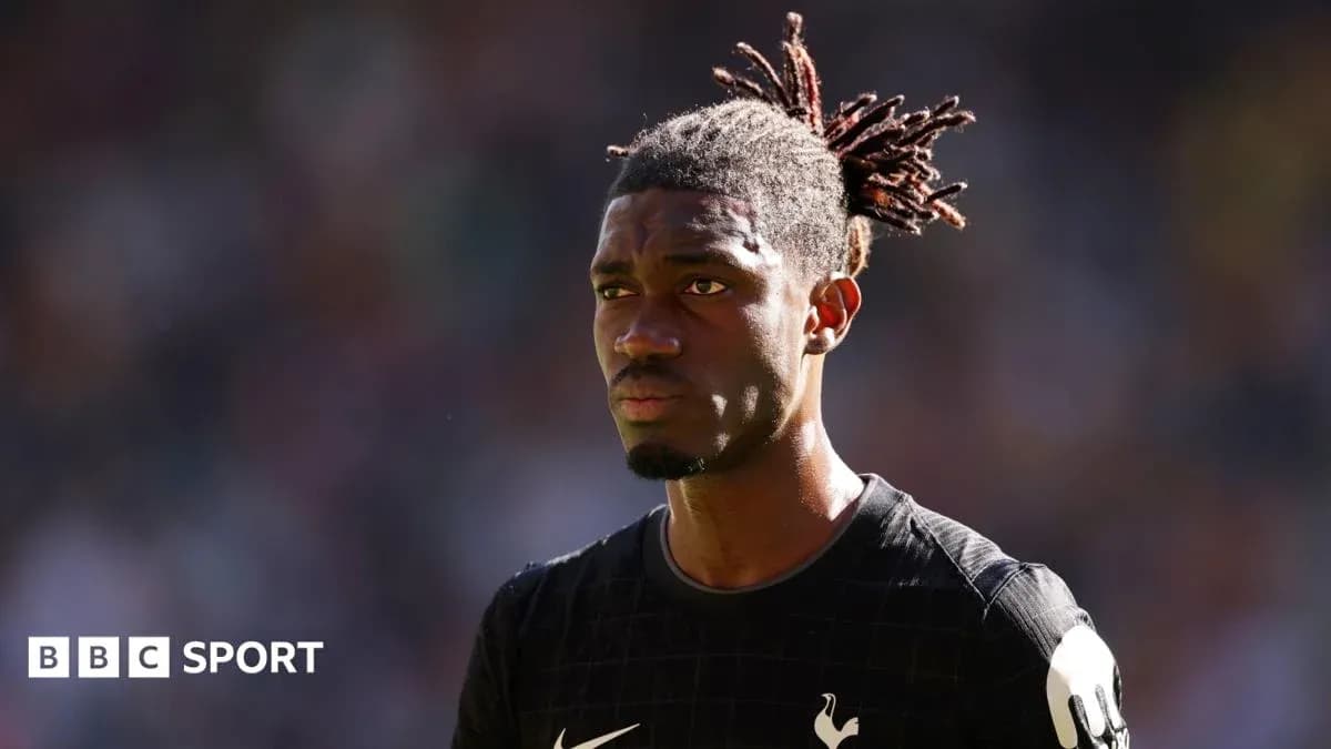 Joueur de Tottenham en tenue de match sur le terrain Joueur de Tottenham en tenue de match sur le terrain