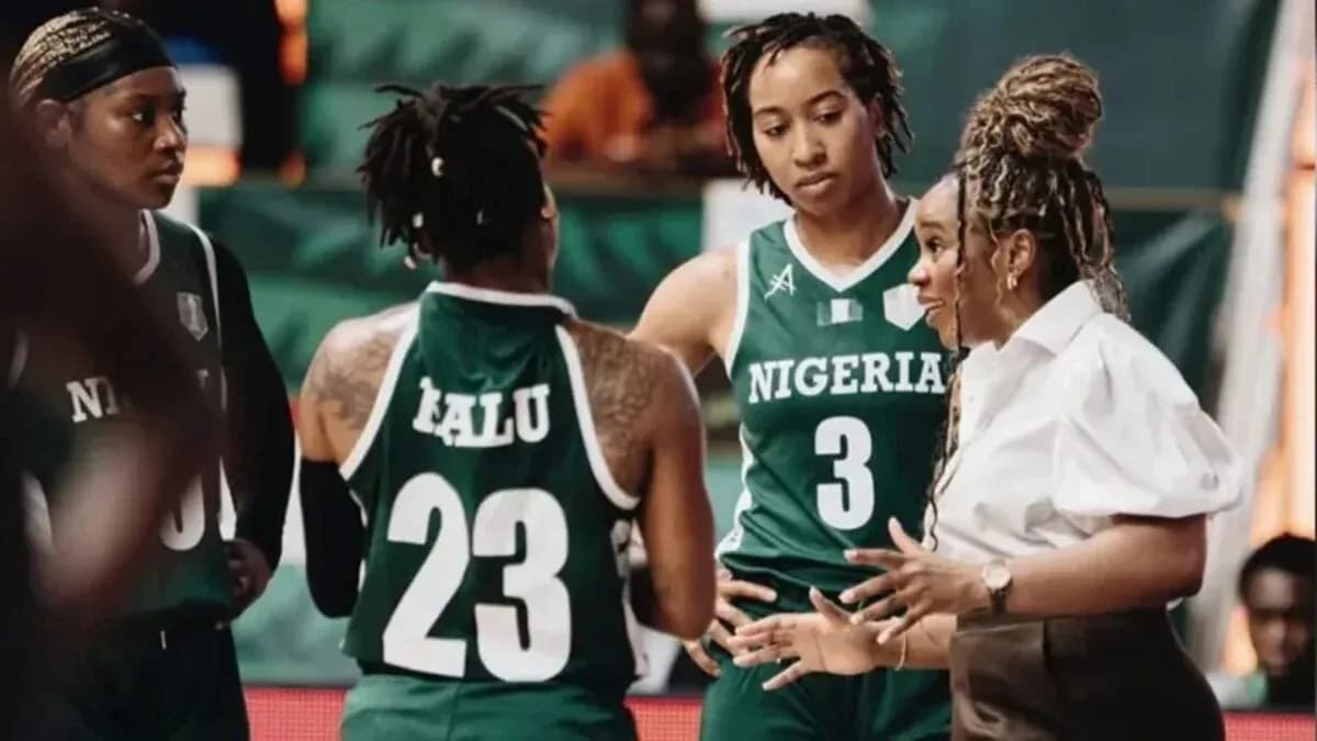 Entraîneur discutant avec joueuses de l'équipe Nigeria Entraîneur discutant avec joueuses de l'équipe Nigeria
