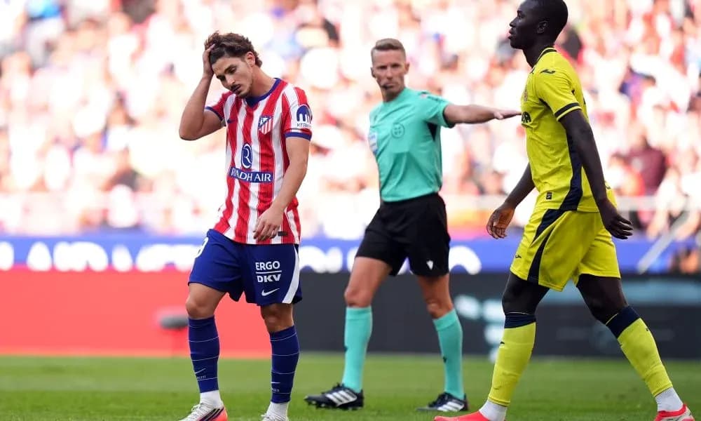 Joueur d'Atlético Madrid déçu après une décision arbitrale Joueur d'Atlético Madrid déçu après une décision arbitrale