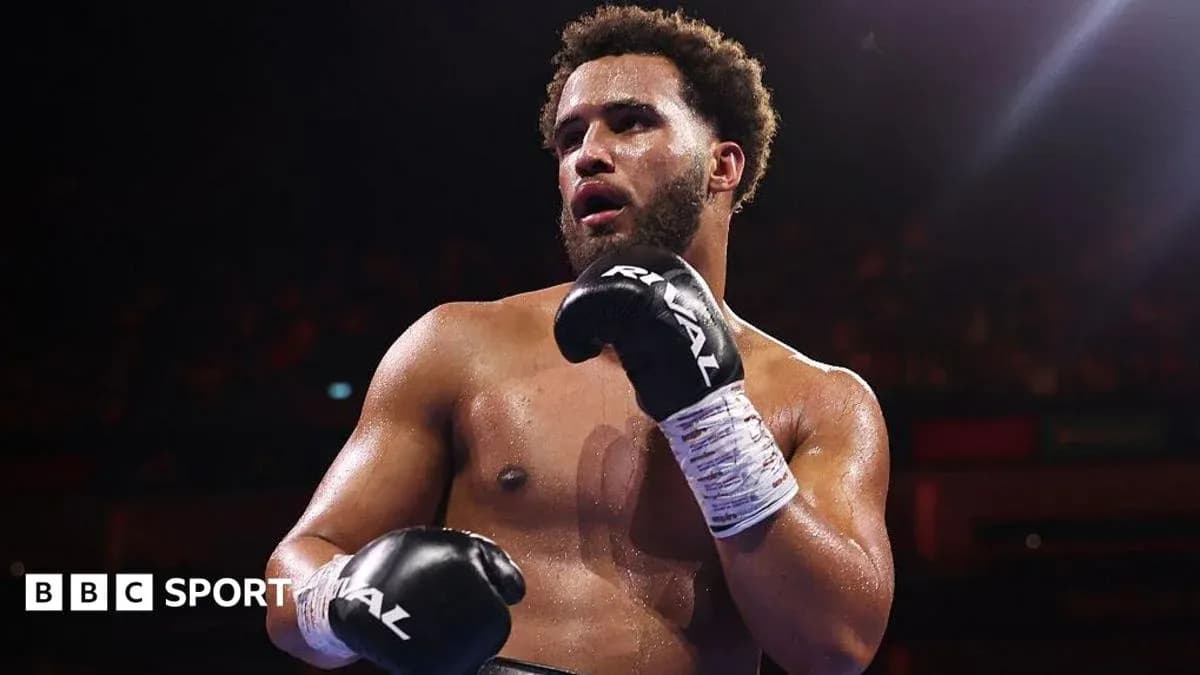 Boxeur torse nu dans le ring avec gants Boxeur torse nu dans le ring avec gants