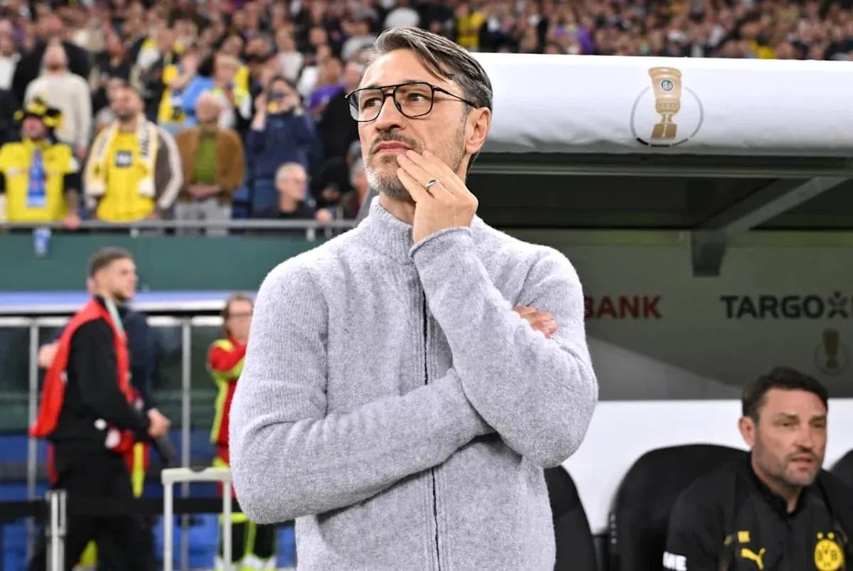 Entraîneur observant le match depuis le banc Entraîneur observant le match depuis le banc