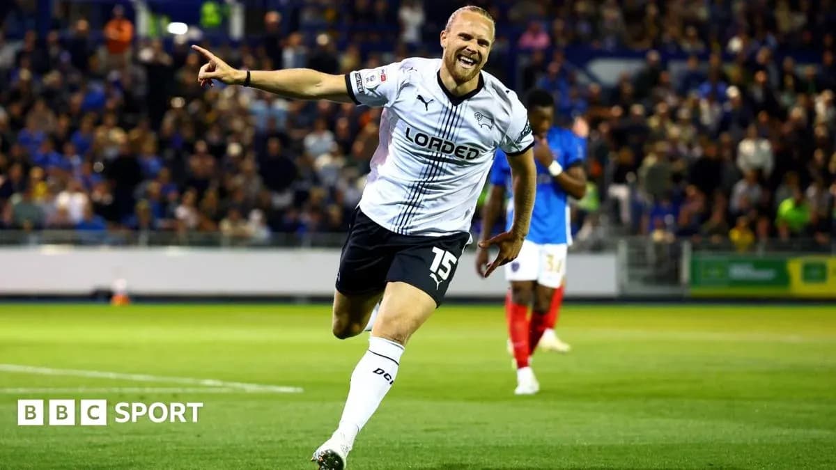 Joueur célébrant un but lors d'un match de football Joueur célébrant un but lors d'un match de football