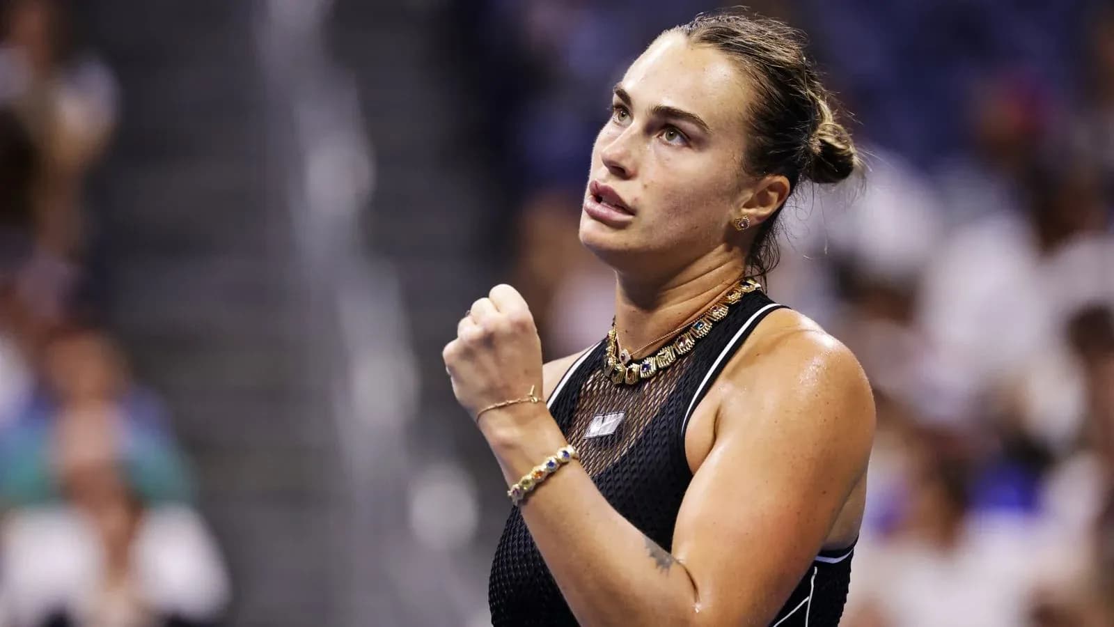 Joueuse de tennis célébrant un point gagné Joueuse de tennis célébrant un point gagné