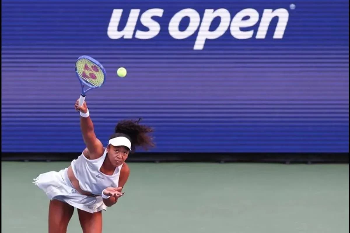 Joueuse servant lors de l'US Open Joueuse servant lors de l'US Open