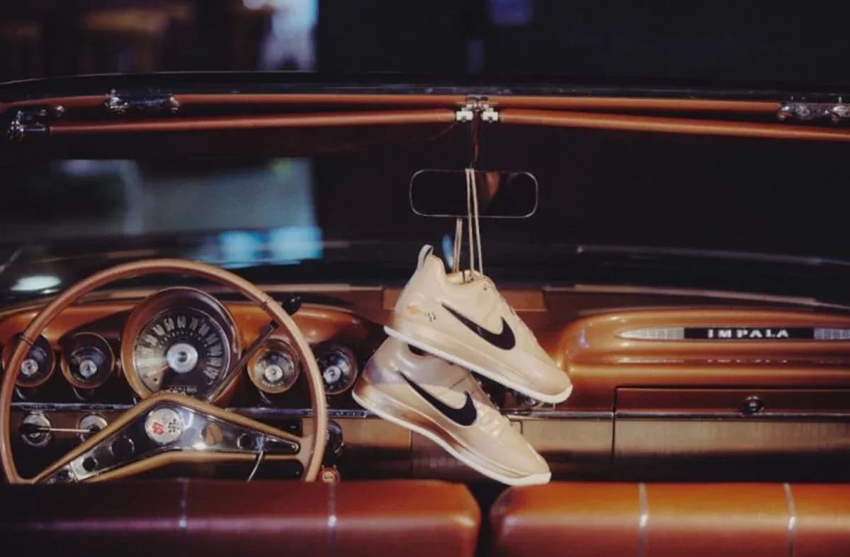 Baskets Nike suspendues dans une voiture vintage Baskets Nike suspendues dans une voiture vintage