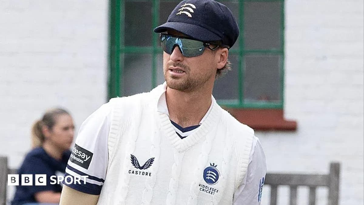 Joueur de cricket portant un pull de Middlesex Joueur de cricket portant un pull de Middlesex