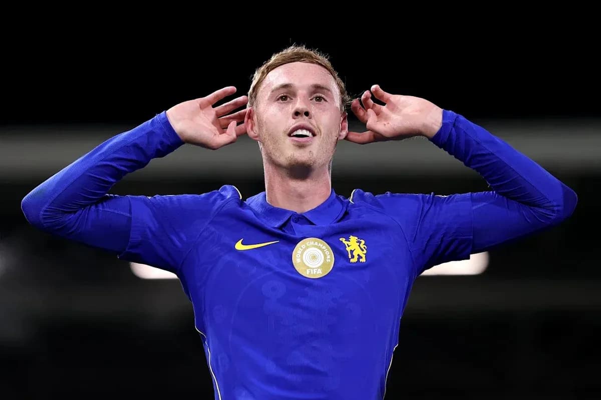 Joueur de Chelsea se tenant les oreilles après un but Joueur de Chelsea se tenant les oreilles après un but