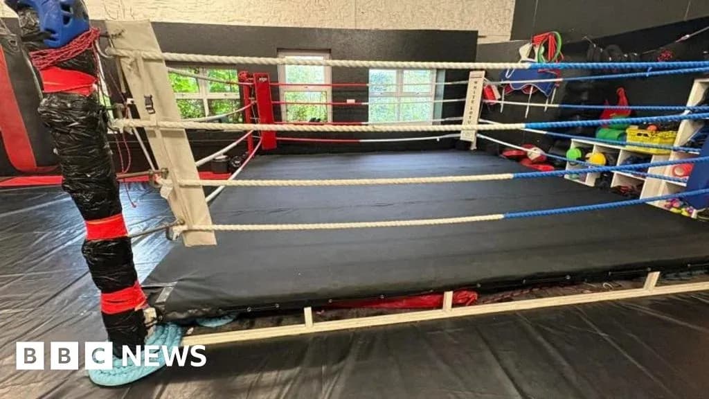 Ring de boxe avec équipements d'entraînement en arrière-plan Ring de boxe avec équipements d'entraînement en arrière-plan