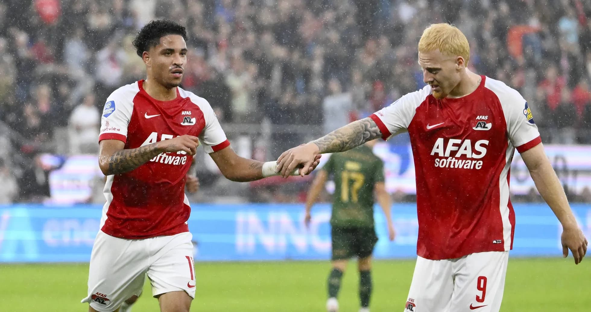 Deux joueurs d'AZ Alkmaar se félicitent sur le terrain Deux joueurs d'AZ Alkmaar se félicitent sur le terrain