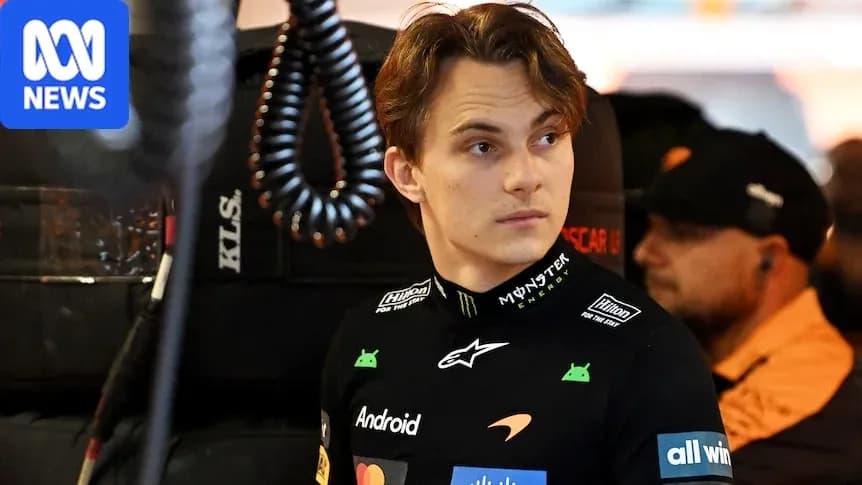 Pilote de Formule 1 dans le garage de l'équipe Pilote de Formule 1 dans le garage de l'équipe