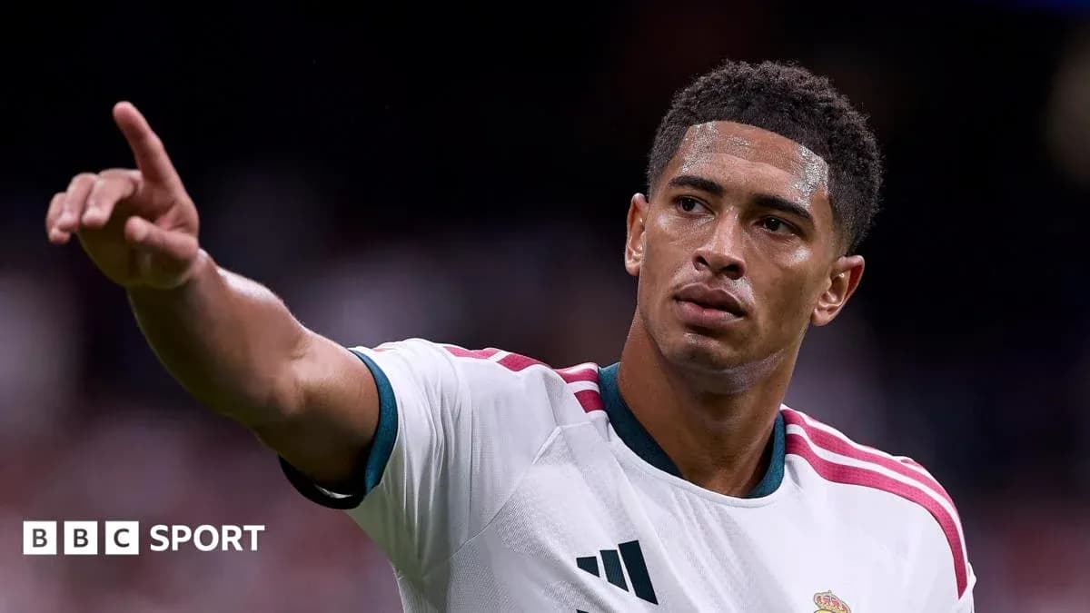 Joueur levant le doigt pendant un match de football Joueur levant le doigt pendant un match de football