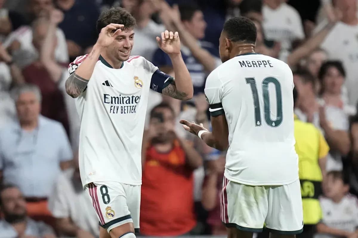 Joueurs de Real Madrid célébrant un but ensemble Joueurs de Real Madrid célébrant un but ensemble