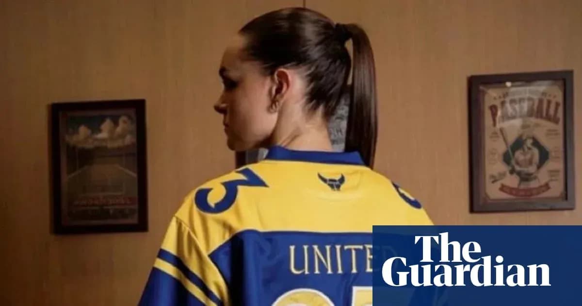 Femme portant un maillot de sport jaune et bleu Femme portant un maillot de sport jaune et bleu