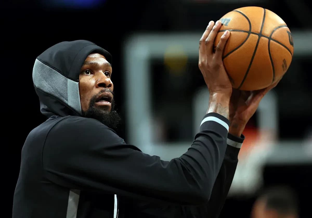 Joueur prenant un tir avec un ballon de basket Joueur prenant un tir avec un ballon de basket