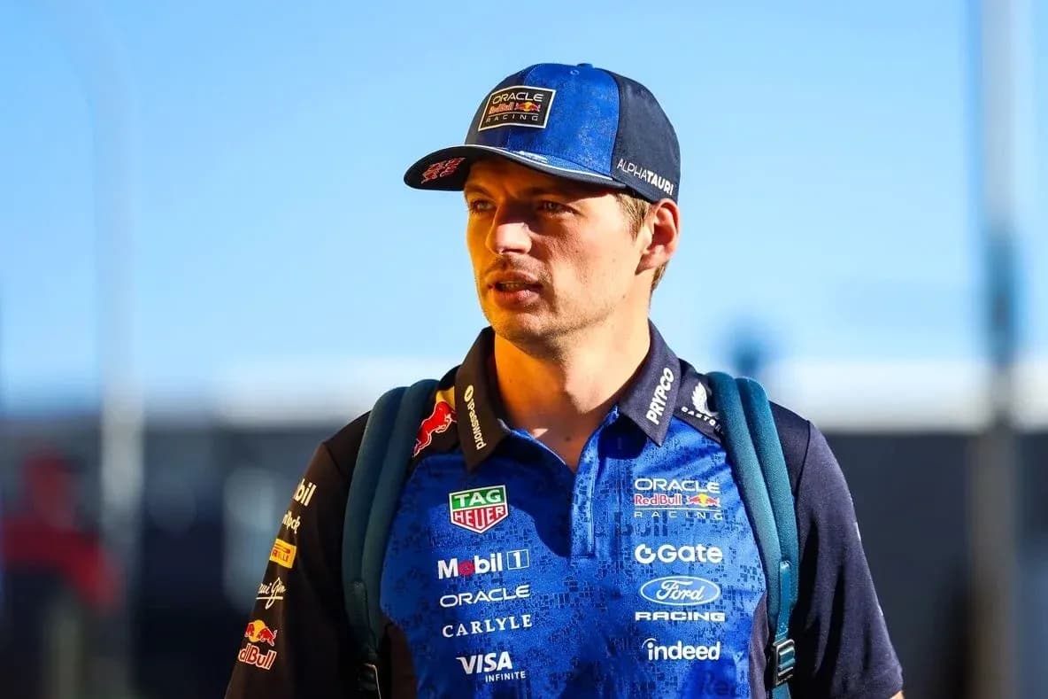Pilote de Formule 1 avec une casquette et un sac à dos Pilote de Formule 1 avec une casquette et un sac à dos
