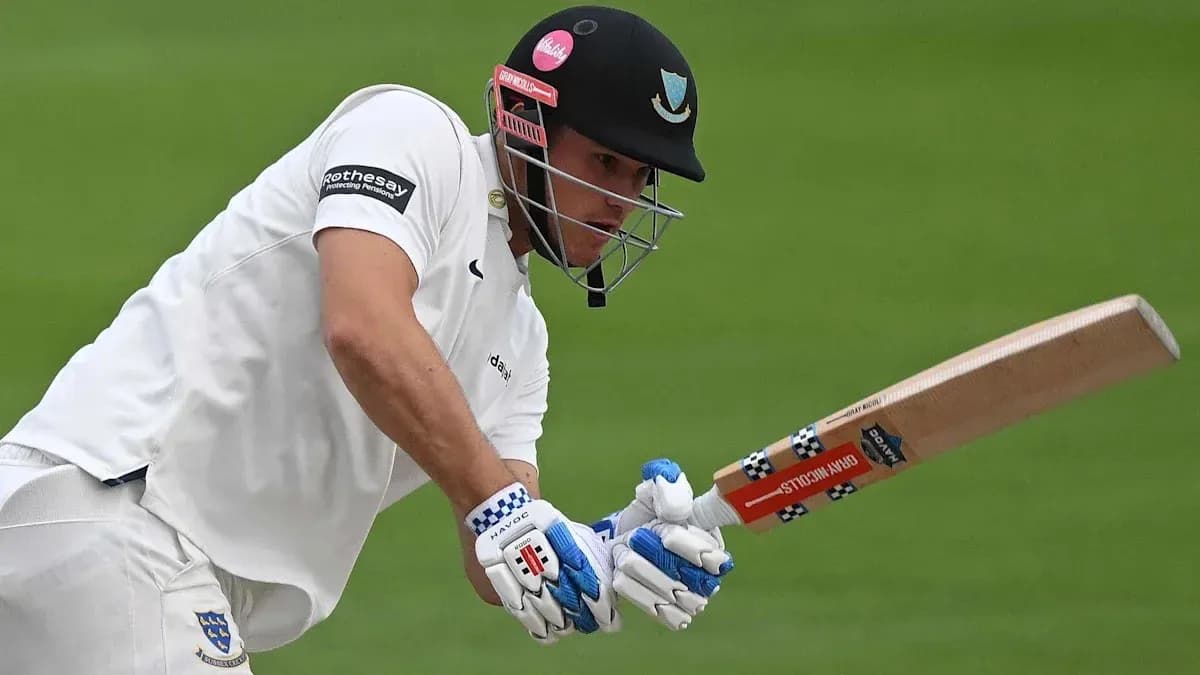 Joueur de cricket frappant la balle avec une batte Joueur de cricket frappant la balle avec une batte