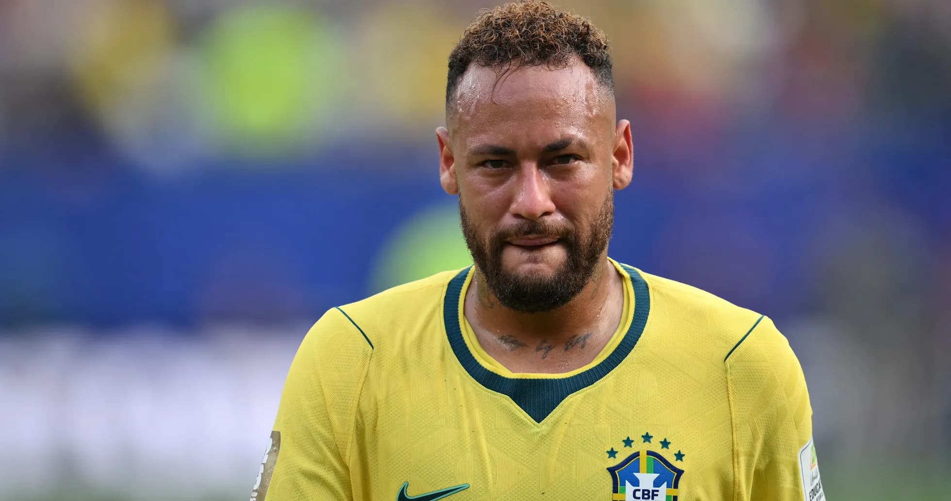 Joueur brésilien en maillot jaune sur le terrain Joueur brésilien en maillot jaune sur le terrain