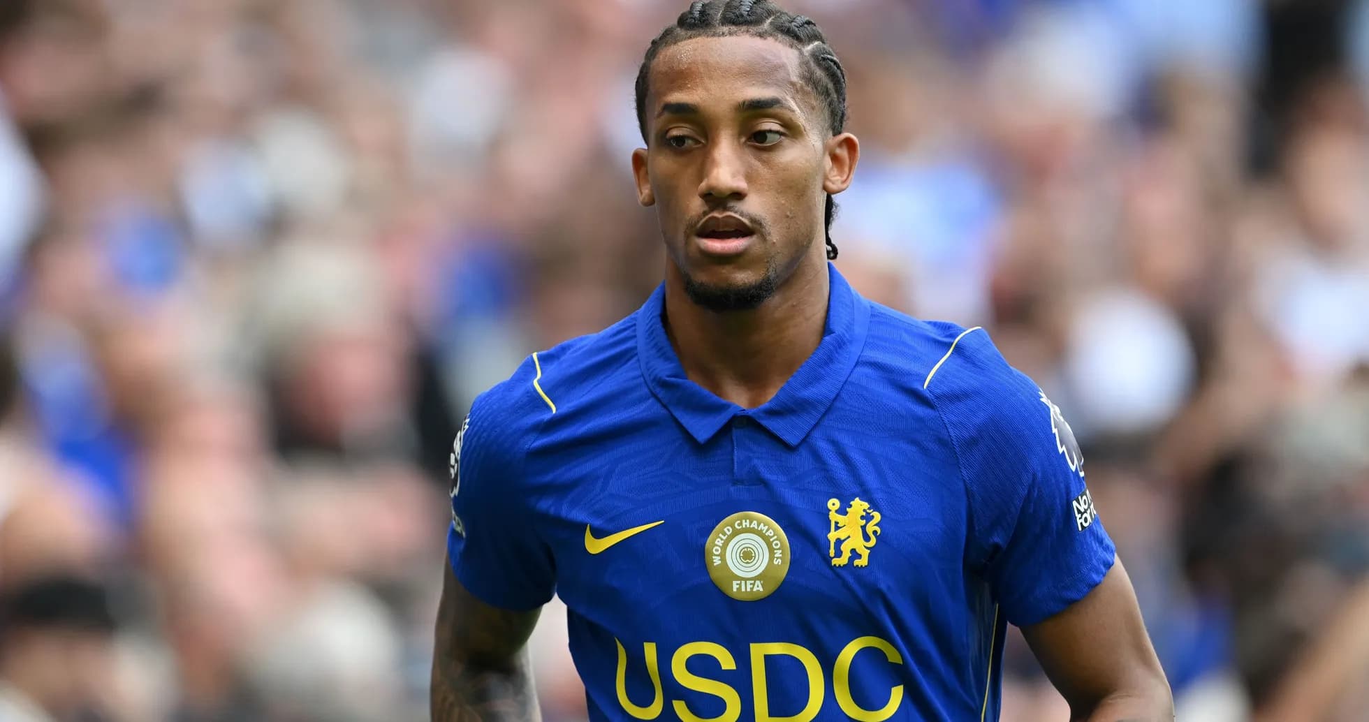 Joueur de Chelsea en tenue bleue sur le terrain Joueur de Chelsea en tenue bleue sur le terrain