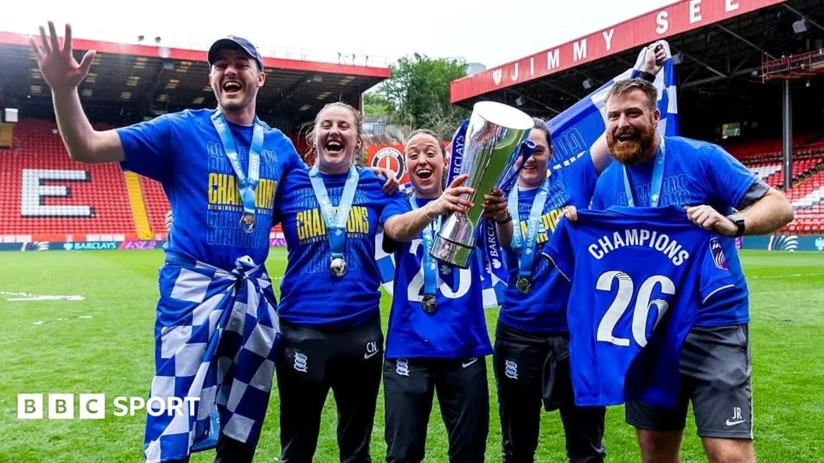 Joueurs célébrant avec le trophée et des médailles Joueurs célébrant avec le trophée et des médailles
