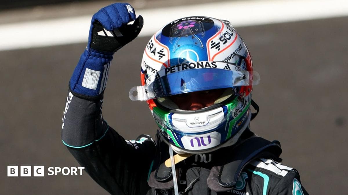 Pilote de F1 célébrant avec le poing levé Pilote de F1 célébrant avec le poing levé