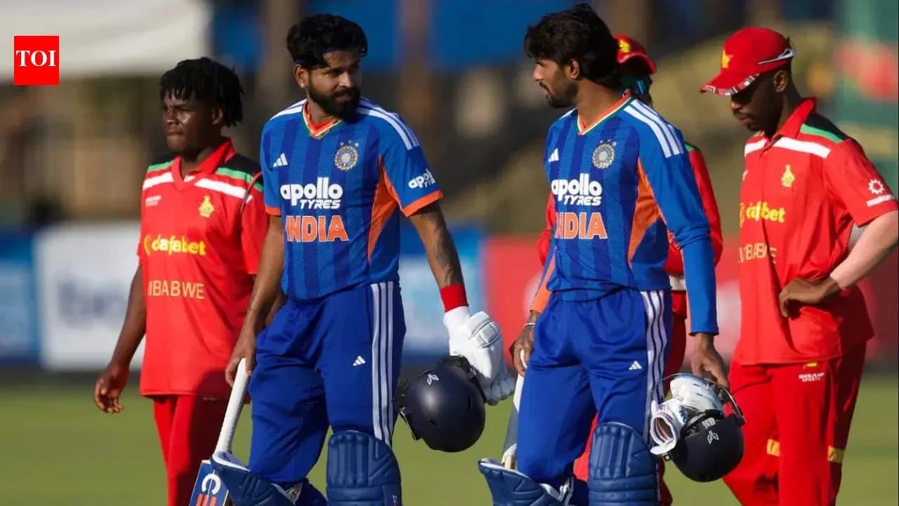 Joueurs indiens marchant sur le terrain de cricket Joueurs indiens marchant sur le terrain de cricket
