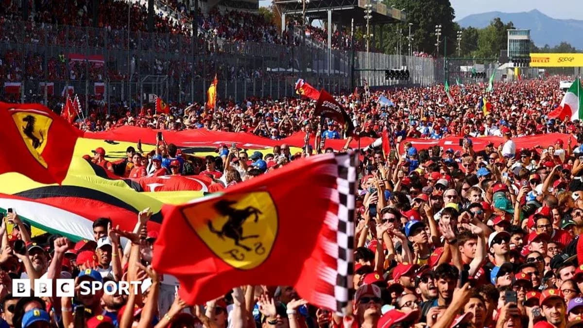 Foule de supporters agitant des drapeaux Ferrari Foule de supporters agitant des drapeaux Ferrari