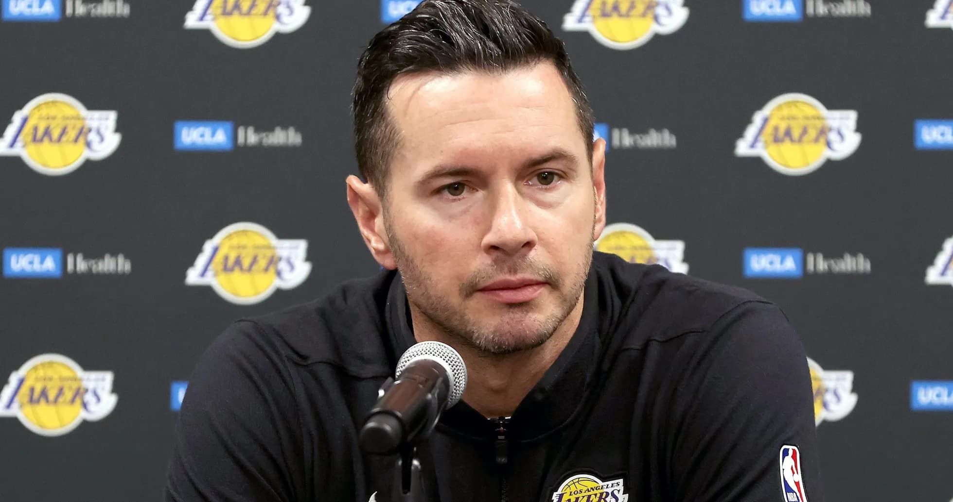 Entraîneur des Lakers lors d'une conférence de presse Entraîneur des Lakers lors d'une conférence de presse