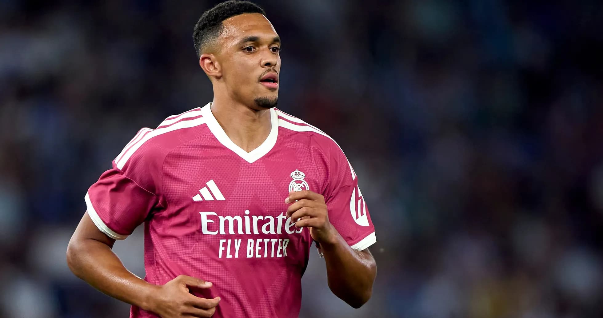 Joueur de football portant un maillot rose du Real Madrid Joueur de football portant un maillot rose du Real Madrid