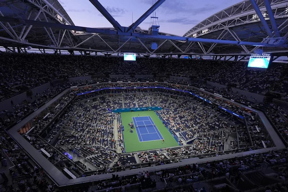 Vue d'ensemble du stade de tennis plein de spectateurs Vue d'ensemble du stade de tennis plein de spectateurs
