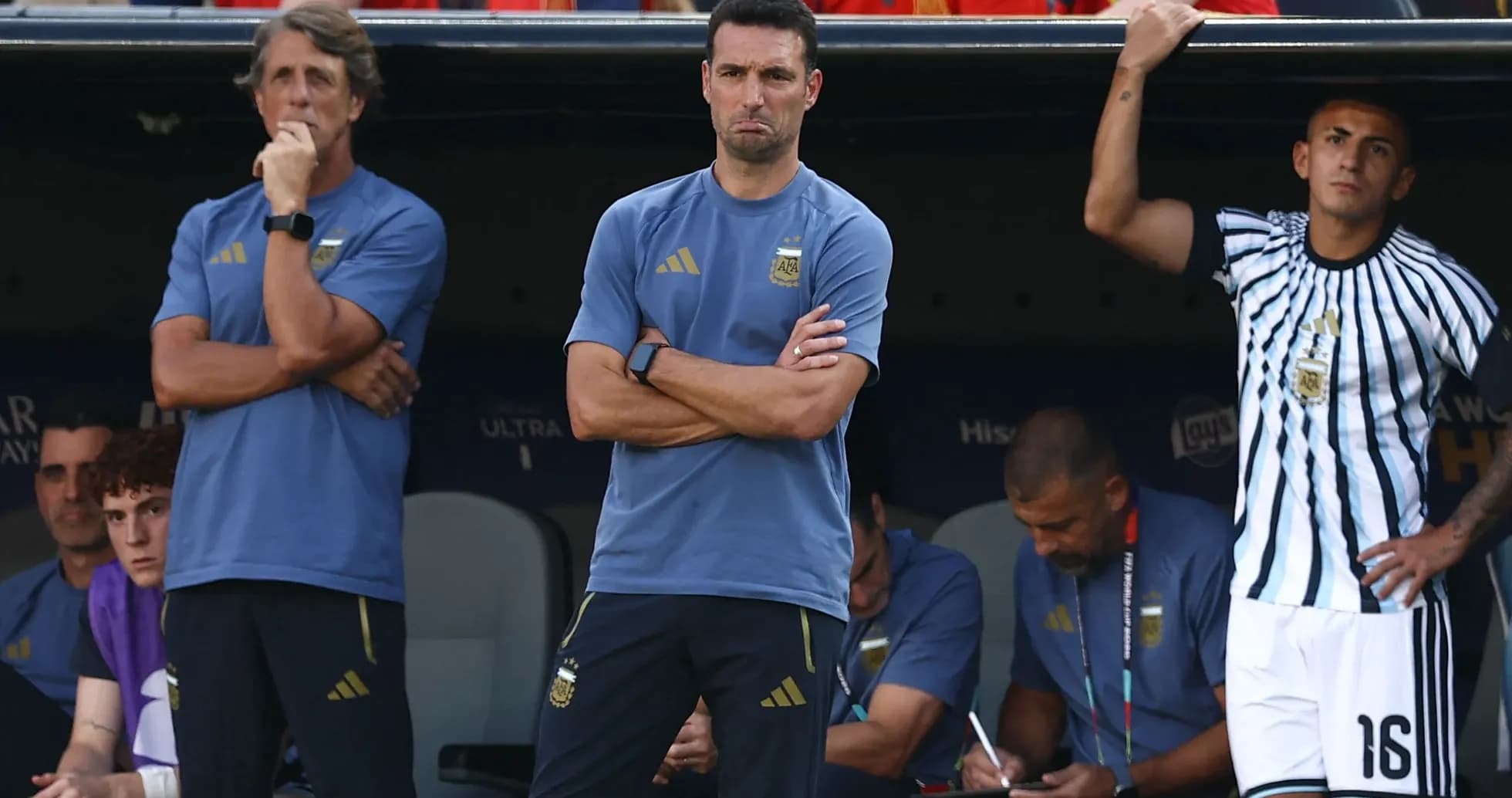 Entraîneurs et joueurs sur le banc de touche Entraîneurs et joueurs sur le banc de touche