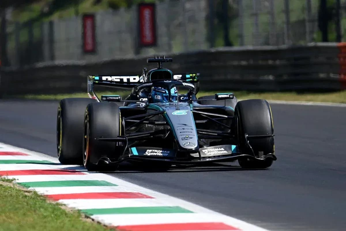 Voiture de F1 sur la piste avec drapeau italien Voiture de F1 sur la piste avec drapeau italien