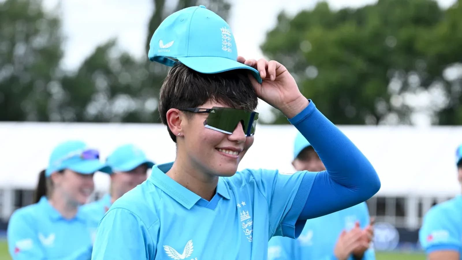 Joueuse de cricket portant une casquette bleue Joueuse de cricket portant une casquette bleue