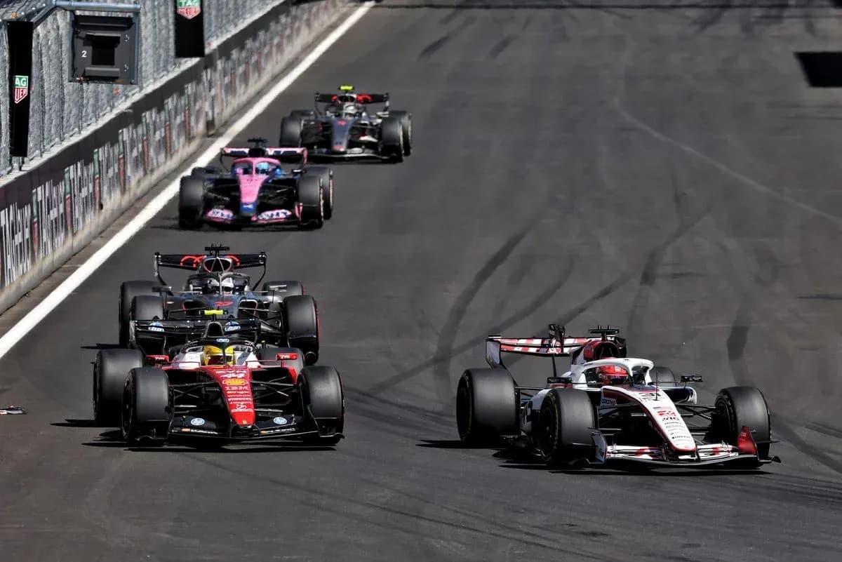 Quatre voitures de Formule 1 en course sur circuit Quatre voitures de Formule 1 en course sur circuit