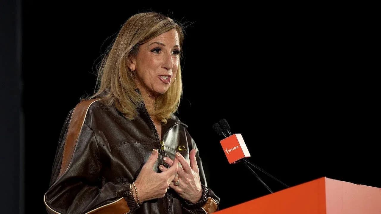 Femme parlant au podium lors d'une conférence Femme parlant au podium lors d'une conférence