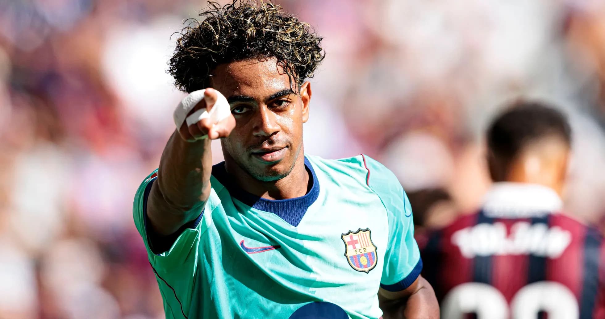 Joueur du FC Barcelone pointant vers le public Joueur du FC Barcelone pointant vers le public