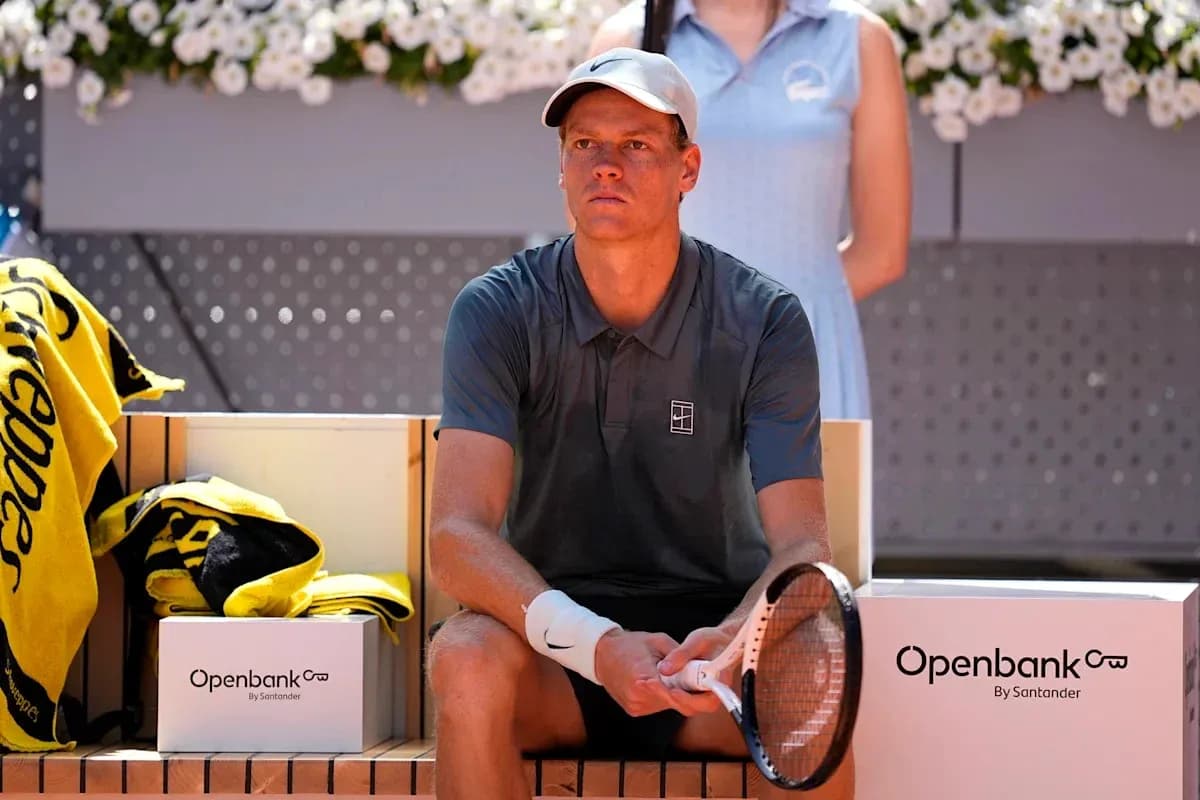 Joueur de tennis assis sur le banc avec raquette Joueur de tennis assis sur le banc avec raquette
